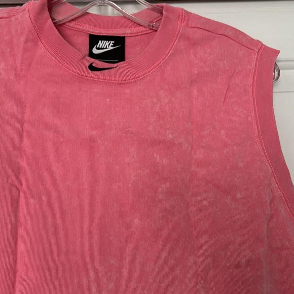 Nike Cropped Tank - Picture 2 of 3